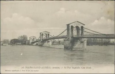 Le pont de Bourg-Saint-Andéol construit en 1830 sur le Rhône entre l'Ardèche et la Drôme a été détruit en 1944, il était situé à :