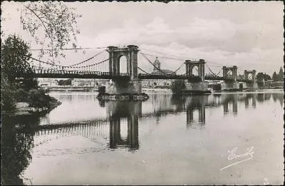 Ce pont de 431 mètres sur la Loire, construit en 1842 dans le département du Maine-et-Loire a été reconstruit en 1927 à :