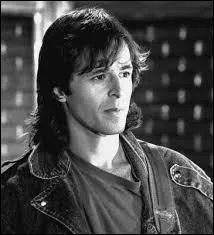 A quelle chanson attribuez-vous les paroles "Et même si les tempêtes, les dieux mauvais les courants nous font courber la tête, plier genoux sous le vent..." ?