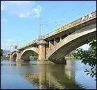 Ce pont ferroviaire en arc a &eacute;t&eacute; construit sur la Loire en 1945, dans le d&eacute;partement de la Loire-Atlantique, &agrave; :