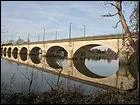 Ce pont en ma&ccedil;onnerie est pour le chemin de fer ; il a &eacute;t&eacute; construit en 1866 sur la Loire &agrave; Nantes et il s'appelle :