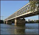 Ce pont ferroviaire en treillis de 253 m de long, construit en 1875 sur la Loire, &agrave; Nantes se nomme :