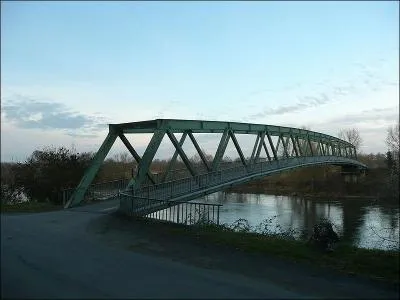 Ce pont routier en treillis, de 90 m&egrave;tres de long sur la Loire, construit &agrave; Montjean-sur-Loire en 1979, se nomme :