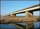 Pont &agrave; poutres de 560 m&egrave;tres de long sur la Loire, construit en 1976 dans le d&eacute;partement du Maine-et-Loire &agrave; :