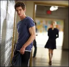 Abandonné très jeune, aux soins de sa tante et de son oncle par ses parents. Il découvrira les secrets de son père dans une vieille sacoche qui le conduira à un scientifique travaillant chez Oscorp. Qui est ce personnage ?