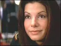 Experte des années 90, elle devient l'équipière de John Spartan qui lui apprendra que la société dans laquelle ils évoluent n'est pas si parfaite qu'elle n'y parait. Ensemble ils tenteront de mettre un terme aux agissements de Simon Phoenix. Qui est ce personnage ?