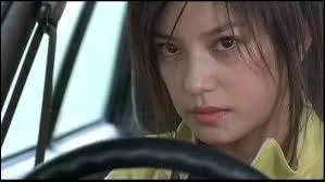 Spécialiste en espionnage industriel et tueuse à gage, elle tentera de fuir une femme flic qui la pourchasse avant de lui demander son aide pour venger sa soeur et partenaire. Qui est ce personnage ?