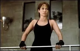 Mitch, un riche entrepreneur trouve cette serveuse très à son goût et finit par l'épouser faisant vivre un rêve à cette jeune femme qui ne parvenait pas toujours à joindre les deux bouts. Les choses se corseront lorsque Mitch révélera sa vraie nature, un homme violent et obsessionnel. Qui est ce personnage ?