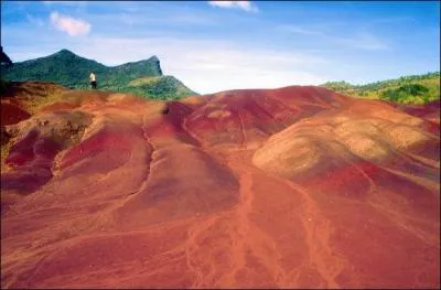 Sur quelle île se trouve la plaine de Chamarel, réputée pour sa terre aux couleurs variées, sa cascade... ?