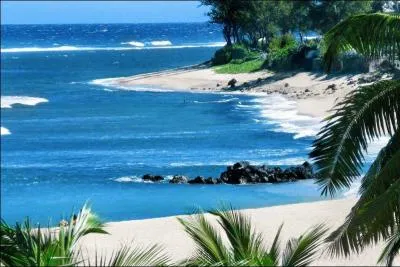 Sur laquelle des deux îles pourrez-vous bronzer sur la plage de Boucan Canot ?
