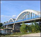 Pont routier en maçonnerie de 330 mètres de long, construit en 1932 sur la Loire en Maine-et-Loire à :