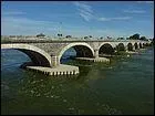 Le pont Dumnacus est un pont routier en maçonnerie, construit en 1849 sur la Loire, dans le département du Maine-et-Loire, à :