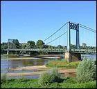 Ce pont routier suspendu de 215 mètres de long sur la Loire, a été construit en 1948 dans le Maine-et-Loire à :