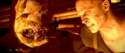 Avec quelle arme le duo achève-t-il le boss final ?