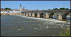 Ce vieux pont routier maçonné a été construit en 1731 sur la Loire, entre les départements de la Nièvre et du Cher à :