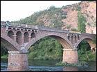 Ce pont fut inauguré en 1906, un jour où la Loire était quasiment à sec (3m3/s).
C'était dans le département de la Haute-Loire à :