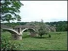 Ce pont routier en arc de 196 m sur 7 travées, a été construit en 1944 sur la Loire, dans le département de la Loire à :
