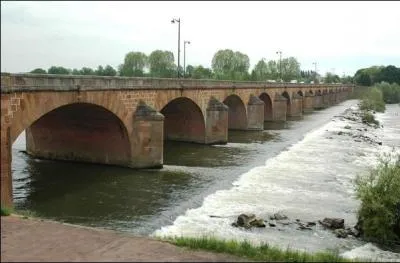 Le Pont de Loire est un pont routier de 350 m sur 14 arches, construit en 1778 et 1833 sur la Loire, dans la Nièvre à :