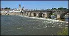 Ce vieux pont routier maçonné a été construit en 1731 sur la Loire, entre les départements de la Nièvre et du Cher à :