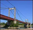 Ce pont suspendu de 361 mètres de long construit sur la Loire en 1902, dans le département du Loiret, est situé à :