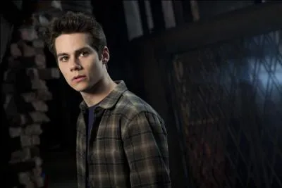 Avec qui Stiles est-il en couple ?