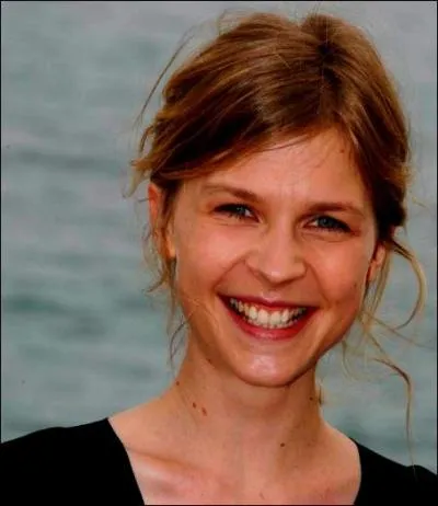 21. Clémence Poésy (15 pts)
J.K.Rowling a accepté que l'on adapte ses romans à l'écran, mais a posé une condition : les acteurs seront obligatoirement britanniques. Clémence Poésy est donc :