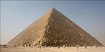 Cette pyramide est la seule des sept merveilles du monde de l'Antiquité à avoir survécu jusqu'à nos jours, elle est également la plus ancienne. C'est la pyramide de...
