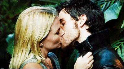 Dans quel épisode Emma et le Capitaine Crochet s'embrassent-ils pour la première fois ?