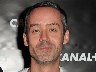 Il présente le célèbre 'Petit journal' tous les soirs sur Canal en clair.