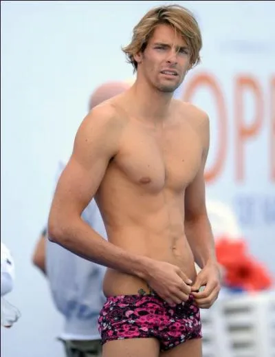 Il est français et bardé de médailles d'or en natation, mais il n'est pas dans la gendarmerie.