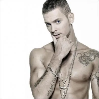 Lui est chanteur et sorti vainqueur de l'émission Popstars sous le nom de Matthieu Tota, depuis il a fait du chemin sous un autre nom.