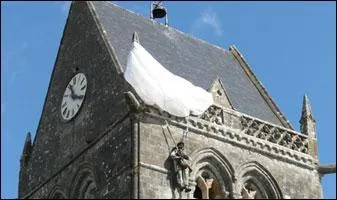 Dans quelle ville normande peut-on voir un mannequin suspendu à un parachute accroché à l'église, en souvenir d'un soldat américain s'étant trouvé dans cette position lors du débarquement de 1944 ?