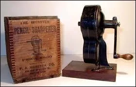 En quelle année fut déposé le brevet pour une machine à tailler les crayons ?