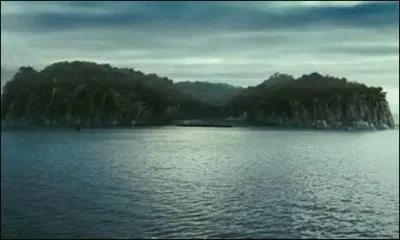 Comment s'appelle cette île qui abrite des malades mentaux très dangereux auxquels Teddy Daniels (DiCaprio) doit faire face ?