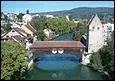 Le Holzbrücke, pont couvert en bois de 39 m, est piétonnier ; il traverse la rivière Limmat à :