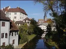 Nous restons en Lorraine. Je vous emmène maintenant à la découverte de Fénétrange, ville située dans le département ...