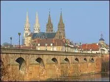 Nous partons à la découverte de Moulins, qui est la préfecture du département ...