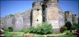 Nous partons à la découverte du Château du Roi René. Appelé aussi le Château des Ducs d'Anjou, il se trouve dans la ville ...