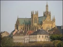 Située en Moselle, la Cathédrale Saint-Étienne, que l'on surnomme "la lanterne du bon Dieu", se trouve à ...