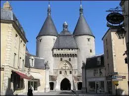 Imposant vestige des fortifications médiévales, la Porte de la Craffe est un monument de la ville de ...