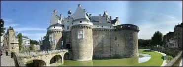 Résidence ducale sous François II et la Duchesse Anne, le Château des Ducs de Bretagne se situe à ...