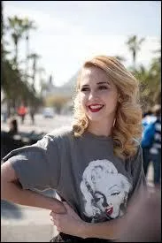 Mercedes est brune dans la vraie vie.