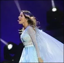 Là, elle chante "Habla si puedes".