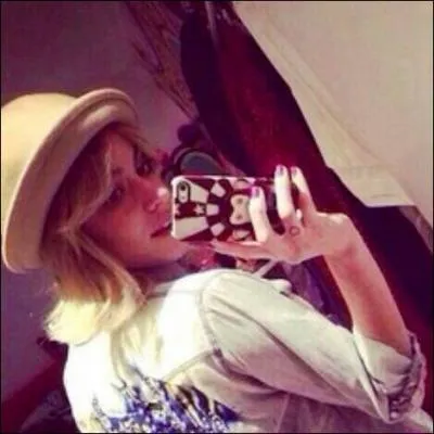 Et enfin, le meilleur pour la fin : Qui est l'actrice qui incarne Violetta ?