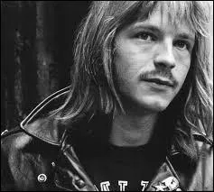 Retrouvez le titre qui correspond à ces paroles : 
''J'm'appelle Slimane et j'ai quinze ans
J'vis chez mes vieux à La Courneuve
J'ai mon CAP d'délinquant
J'suis pas un nul j'ai fait mes preuves''