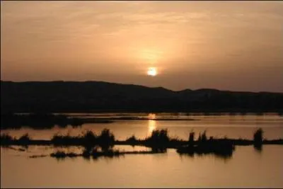 Pendant la crue, le Nil répandra sur les champs, le limon noir fertilisant. Grâce à ce phénomène, quel nom donnera ce peuple pour désigner l'Égypte antique ?