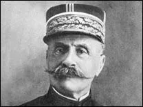 Né à Tarbes en 1851, officier général, il fut chef des forces alliées sur le front de l'Ouest pendant la 1ère Guerre mondiale ; académicien il décède en 1929. 
Il se nomme :