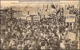 1515 - Les paysans slov&egrave;nes de la Carinthie n'h&eacute;sitent pas &agrave; se r&eacute;volter en mars. Quels b&acirc;timents attaquent-ils ?