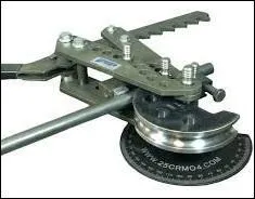 Comment les tuyaux finissent-ils quand ils passent dans le mécanisme de cet outil indispensable au plombier-chauffagiste ?