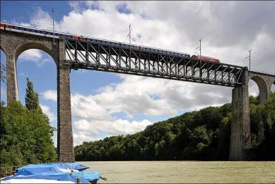 Ce pont ferroviaire de 457 m de long en treillis, enjambe le Rhin depuis 1897. Dans quelle ville ?